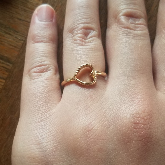 NWOT Beautiful Gold Heart Ring size 5.75 - Picture 4 of 11